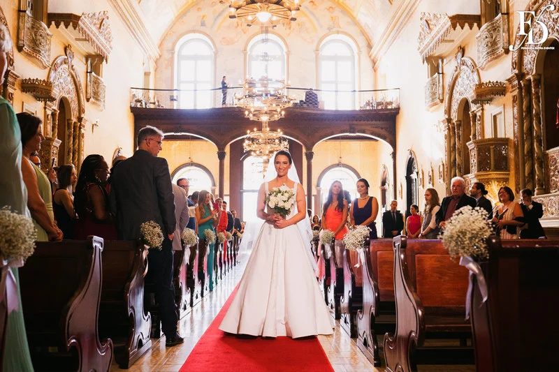 casamento com cerimônia realizada às 15h na Basílica Nossa Senhora das Dores em Porto Alegre e recepção no Alto da Capela. Coquetel na área externa embalado com jazz e por-do-sol, jantar formal, decoração exuberante e linda, em estilo botânico e muitas cores, luxuoso e lindo, por Life Eventos Especiais