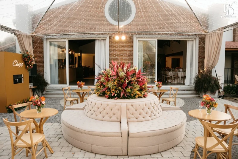 Tenda de casamento com luzes de fada e decoração noturna no Hotel Vila Verde. lounge externo pufe ilha