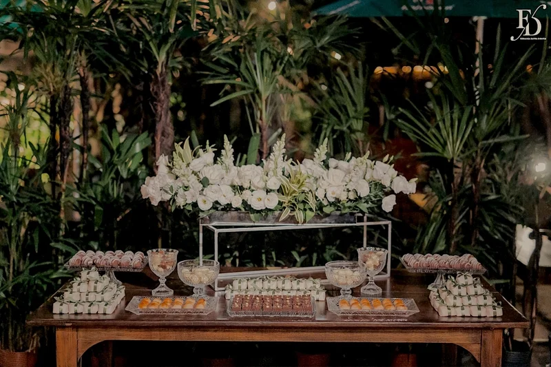 casamento mini-wedding no le bistrot goumet em porto alegre mesa de doces flores brancas