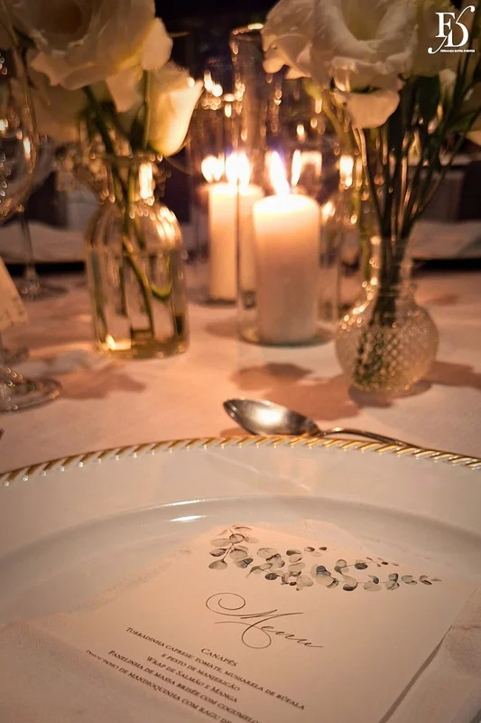 Casamento no Le Bistrot Gourmet em Porto Alegre, com decoração clássica, iluminação intimista e um projeto cheio de sofisticação com stylling europeu. Mesas com toalhas brancas, detalhes dourados, flores brancas.