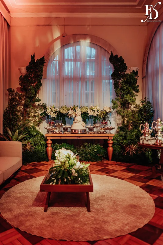 casamento com cerimônia e recepção realizados no salão imperatriz da associação leopoldina juvenil em porto alegre com decoração clássica em verde branco e prato por life eventos especiais assessoria de eventos em porto alegre