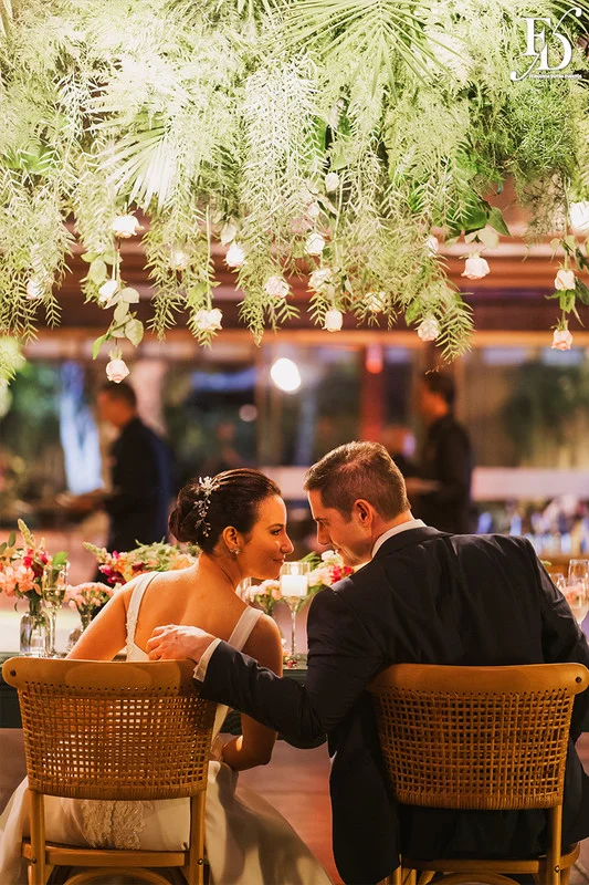 casamento com cerimônia realizada às 15h na Basílica Nossa Senhora das Dores em Porto Alegre e recepção no Alto da Capela. Coquetel na área externa embalado com jazz e por-do-sol, jantar formal, decoração exuberante e linda, em estilo botânico e muitas cores, luxuoso e lindo, por Life Eventos Especiais