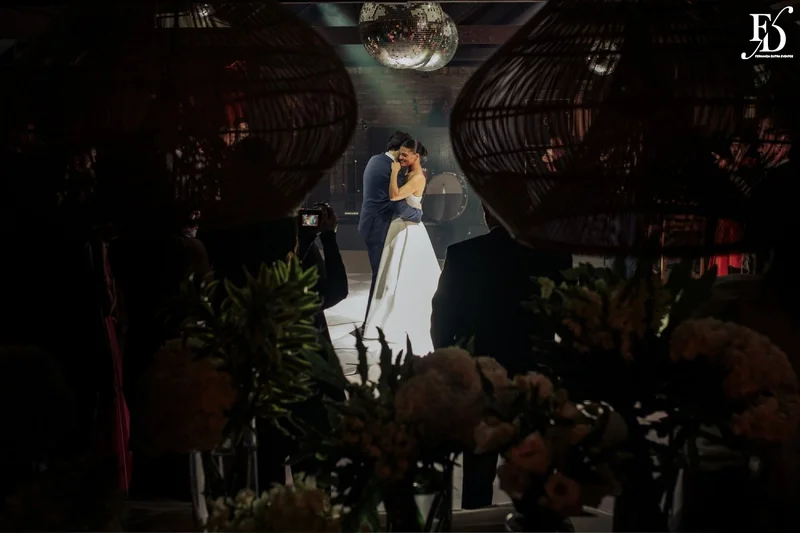 casamento no alto da capela em porto alegre com decoração elegante sofisticada delicada em verde e branco por life eventos especiais dança dos noivos