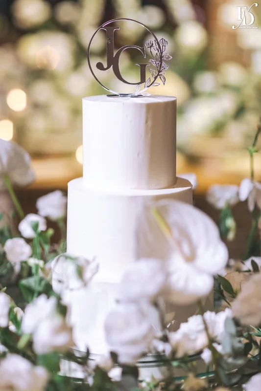casamento no espaço paraíso em porto alegre com decoração estilo europeu european stylling com flores brancas, tons neutros visual claro e elegante 