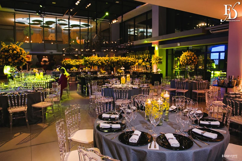casamento com cerimônia na igreja são josé la salle em canoas rs e recepção na lalux casa de festas com decoração moderna sofisticada elegante em amarelo cinza e preto por life eventos especiais assessoria e organização de casamentos em porto alegre