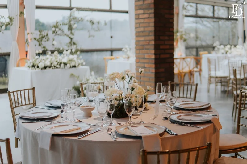 recepção no espaço paraíso em porto alegre viamão alvorada mesa convidados classica europea stylling cloud dancer