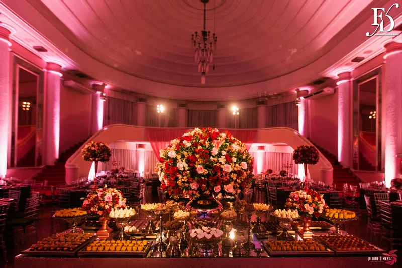 casamento com cerimônia na igreja santa teresinha da josé bonifácio em porto alegre e santissimo sacramento e recepção no salão dos espelhos do clube do comércio na andradas por life eventos especiais com decoração elegante sofisticada e luxuosa em porto alegre assessoria e cerimonial de eventos