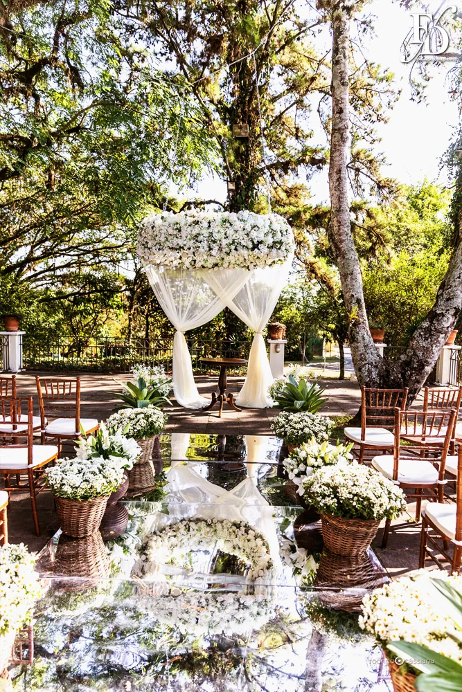 casamento do goleiro brenno do grêmio de porto alegre com a linda victoria fogazzi com uma cerimônia ao ar livre em porto alegre num lindo entardecer de verão e recepção em tons de marsala no salão principal da sede campestre da associação do ministério público por life eventos especiais cerimonialista em porto alegre