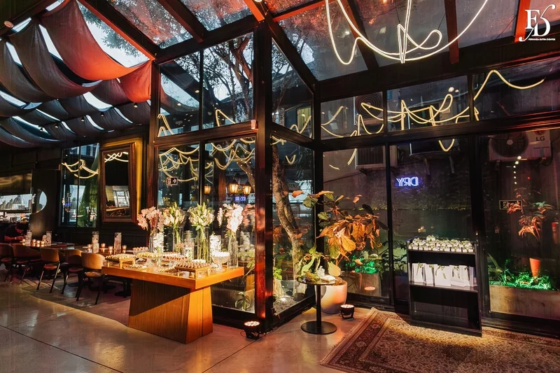 Salão do Dry Moments & Drinks decorado para casamento com neons e flores brancas em Porto Alegre