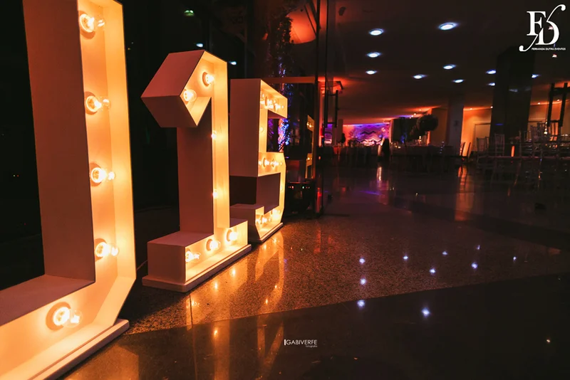 festa de aniversário de 15 anos em porto alegre realizada no foyer em grêmio náutico união gnu com decoração linda e moderna por life eventos especiais cerimonialista em porto alegre