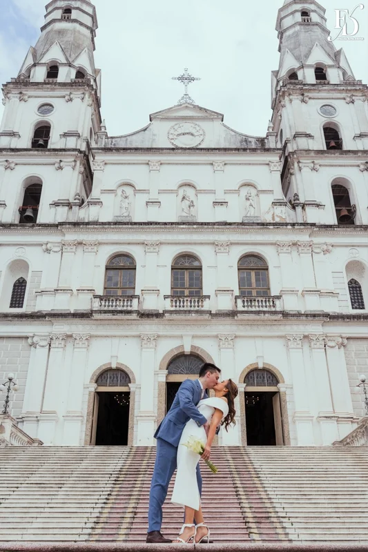 casamento na basílica nossa senhora das dores em porto alegre noivos na escadaria