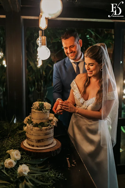 casamento mini-wedding da influencer bruna startt realizado no le bistrot gourmet em porto alegre com decoração com muitas velas flores brancas e muito verde por life eventos especiais