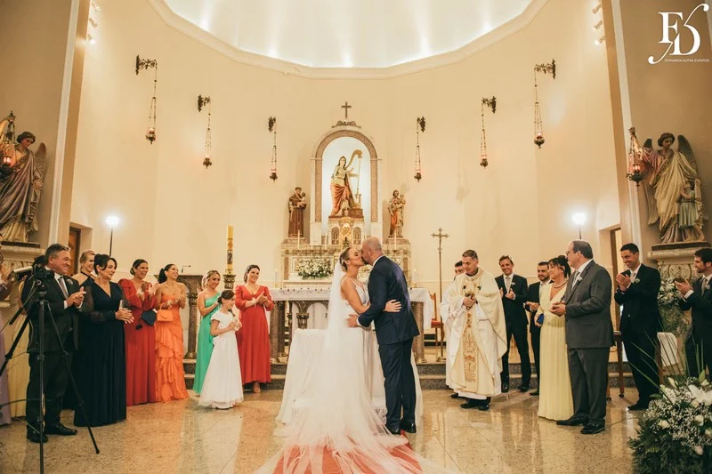 casamento realizado na igreja santa cecília em porto alegre e recepção no le bistrot gourmet com decoração colorida vibrante tropical por life eventos especiais cerimonialista de casamento em porto alegre