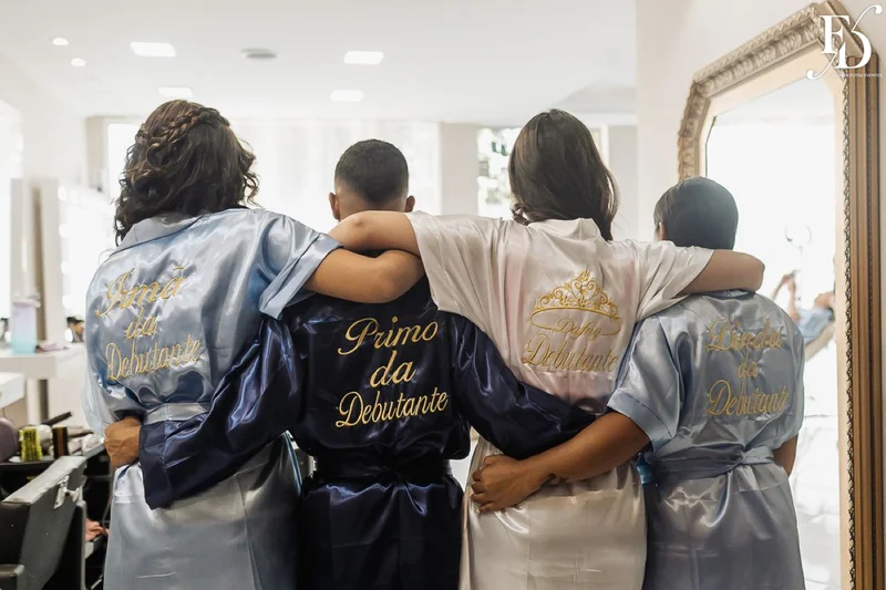 festa de 15 anos nas cores azul e branco com decoração moderna com cristais e espelhos por life eventos especiais assessoria e cerimonial de festas de 15 anos em porto alegre