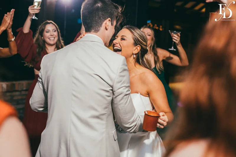 casamento realizado no alto da capela em porto alegre por life eventos especiais com cerimônia ao ar livre decoração despojada em tons terrosos e uma parede de donuts para a alegria dos convidados