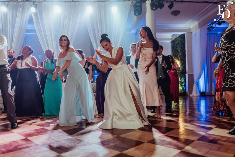 casamento com cerimônia e recepção realizados no salão imperatriz da associação leopoldina juvenil em porto alegre com decoração clássica em verde branco e prato por life eventos especiais assessoria de eventos em porto alegre