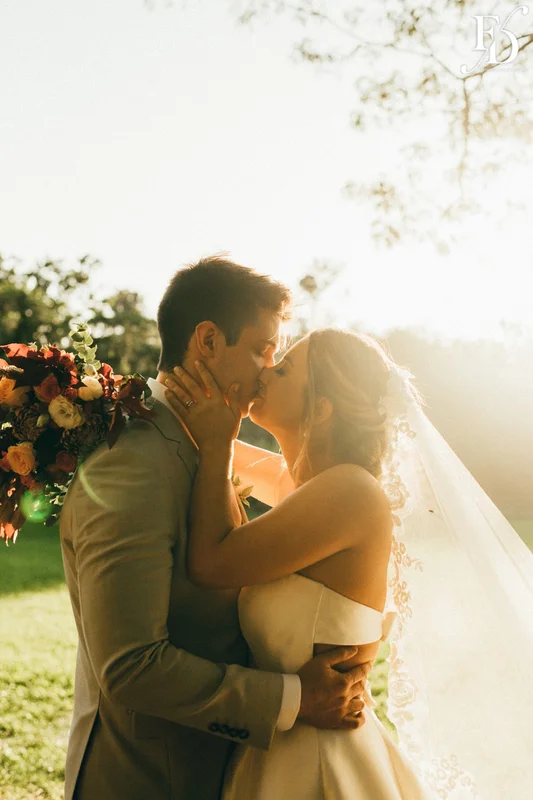 casamento realizado no alto da capela em porto alegre por life eventos especiais com cerimônia ao ar livre decoração despojada em tons terrosos e uma parede de donuts para a alegria dos convidados