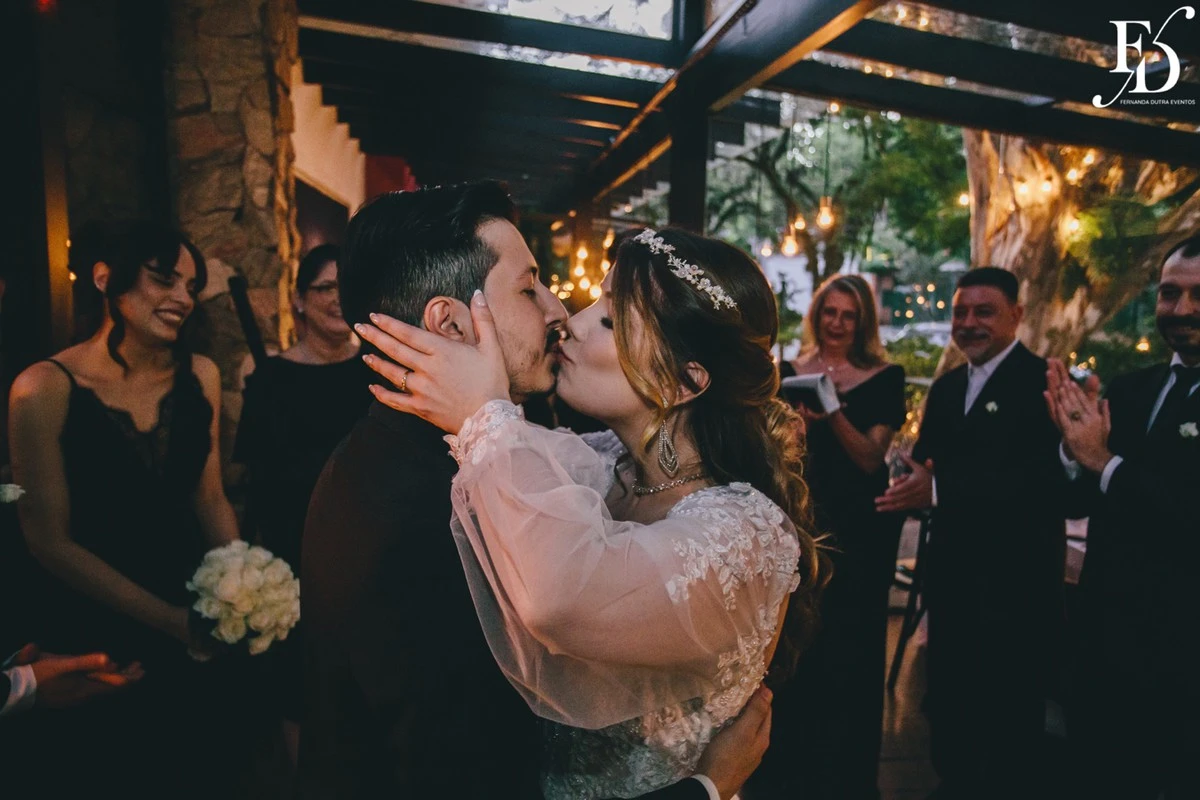 casamento com estética "old money" realizado no le bistrot gourmet em porto alegre por life eventos especiais mini-wedding casamento porto alegre