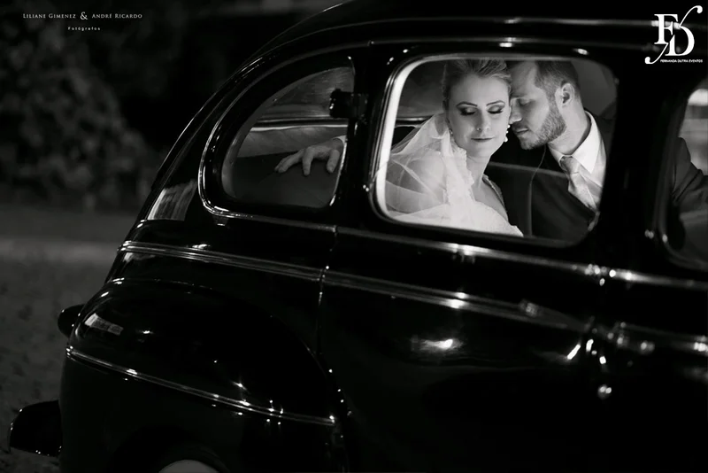 casamento com cerimônia na basílica nossa senhora das dores em porto alegre e festa e recepção no salão hannover da sogipa com decoração clássica elegante e sofisticada em dourado, branco e vermelho, com detalhe em pérolas por life eventos especiais empresa especializada na organização de casamentos em porto alegre