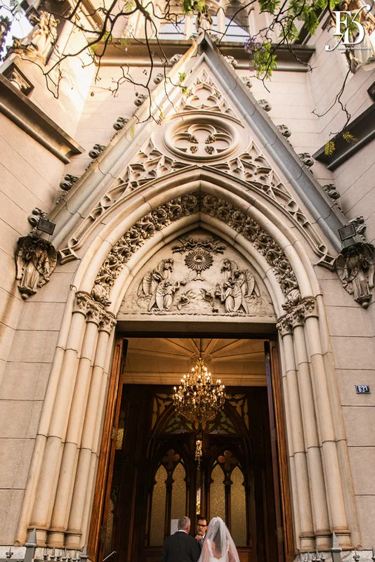 casamento com cerimônia na igreja santa teresinha da josé bonifácio em porto alegre e santissimo sacramento e recepção no salão dos espelhos do clube do comércio na andradas por life eventos especiais com decoração elegante sofisticada e luxuosa em porto alegre assessoria e cerimonial de eventos