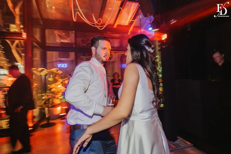 Pista de dança com névoa e luzes no casamento jovem no Dry Moments Porto Alegre