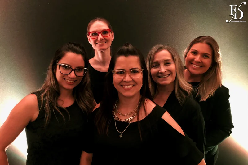 casamento com decoração luxuosa na praça dos fundadores do grêmio náutico união em porto alegre em tons de dourado preto e rosa sofisticado clássico e elegante por life eventos especiais cerimonialista em porto alegre cerimônia na igreja são pedro