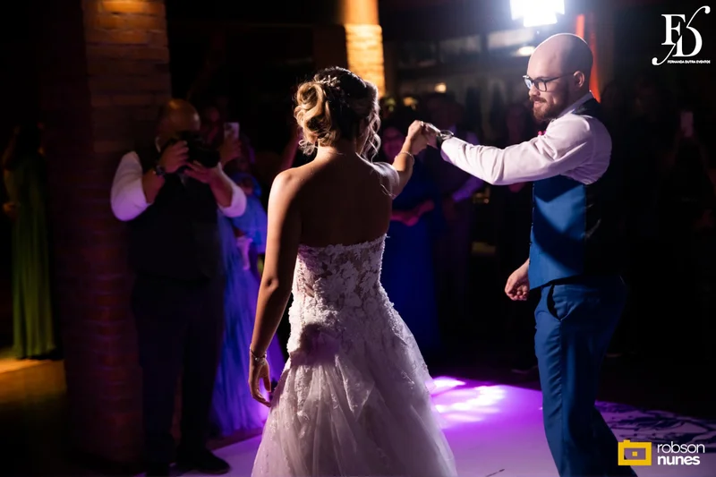 casamento no espaço paraíso em porto alegre com decoração moderna em azul marinho, dourado e girassóis; temática geek, com referências a funko pop, filmes e séries - por life eventos especiais