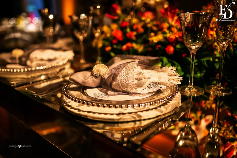 casamento com cerimônia na igreja santa teresinha do menino jesus na rua ramiro barcelos em porto alegre e recepção e festa na casa vetro com decoração moderna contemporânea sofisticada luxuosa em tons de cinza prata e flores coloridas na paleta de tons terrosos por life eventos especiais cerimonialista de casamento em porto alegre