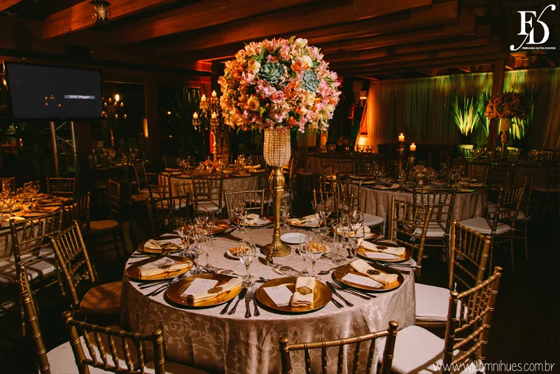 casamento luxuoso no clube veleiros do sul em porto alegre com decoração em dourado fechamento do teto em voil e espelhos venezianos cerimônia na igreja santa teresinha e santíssimo sacramento na redenção com organização e cerimonial de fernanda dutra da life eventos especiais organizadora de eventos em porto alegre