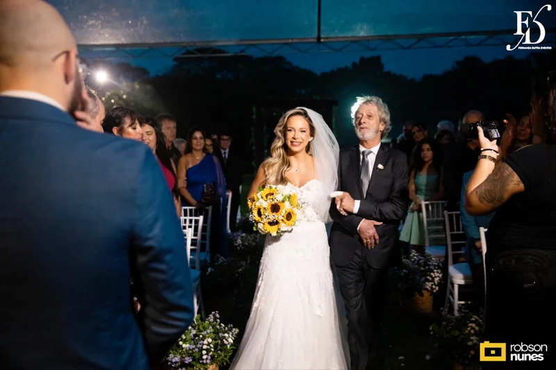 casamento no espaço paraíso em porto alegre com decoração moderna em azul marinho, dourado e girassóis; temática geek, com referências a funko pop, filmes e séries - por life eventos especiais