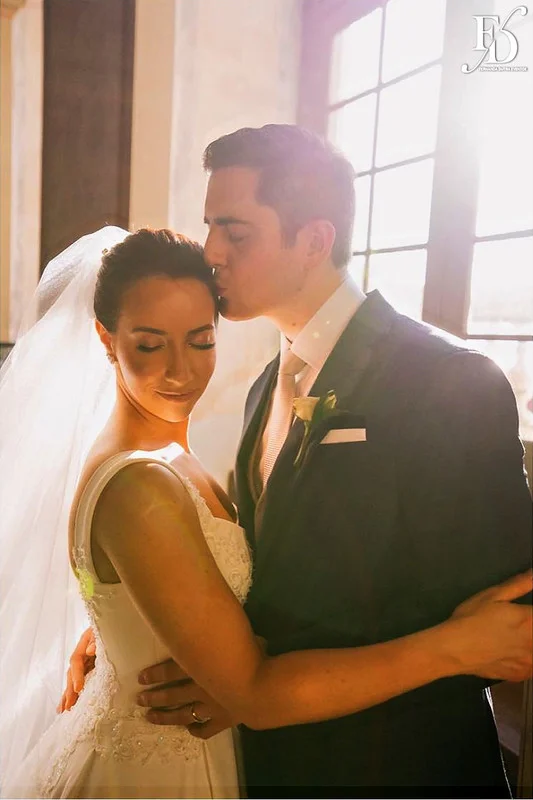 casamento com cerimônia realizada às 15h na Basílica Nossa Senhora das Dores em Porto Alegre e recepção no Alto da Capela. Coquetel na área externa embalado com jazz e por-do-sol, jantar formal, decoração exuberante e linda, em estilo botânico e muitas cores, luxuoso e lindo, por Life Eventos Especiais