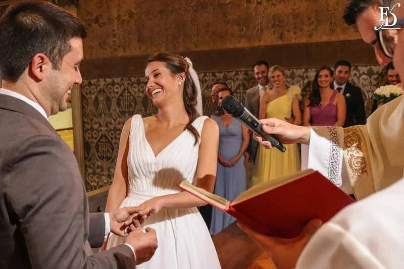 noivos no altar na basílica nossa senhora das dores