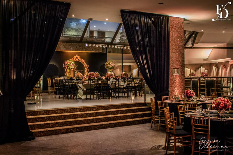 casamento com decoração luxuosa na praça dos fundadores do grêmio náutico união em porto alegre em tons de dourado preto e rosa sofisticado clássico e elegante por life eventos especiais cerimonialista em porto alegre cerimônia na igreja são pedro