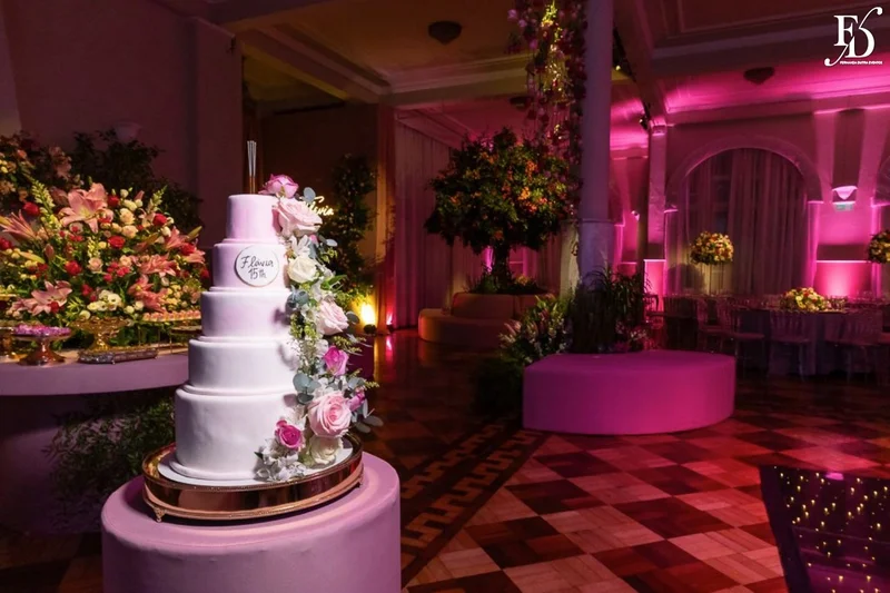 Bolo de 15 anos e ambientação floral da festa de Flávia Fochesato na Associação Leopoldina Juvenil