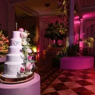Bolo de 15 anos e ambientação floral da festa de Flávia Fochesato na Associação Leopoldina Juvenil