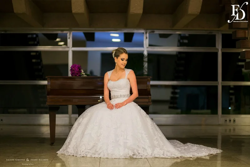 casamento com cerimônia na basílica nossa senhora das dores em porto alegre e festa e recepção no salão hannover da sogipa com decoração clássica elegante e sofisticada em dourado, branco e vermelho, com detalhe em pérolas por life eventos especiais empresa especializada na organização de casamentos em porto alegre