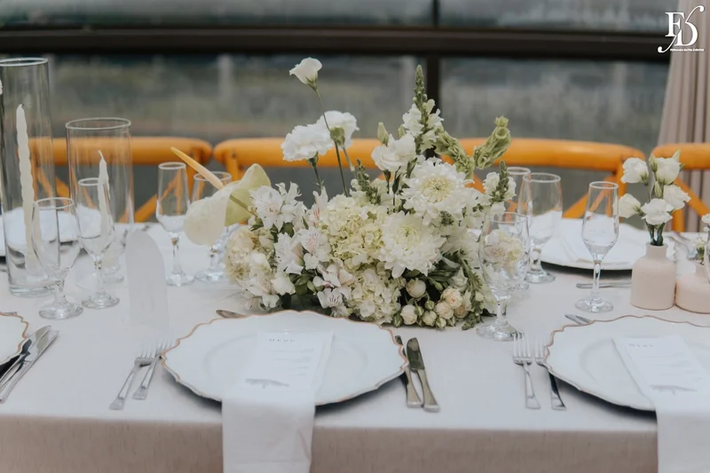 recepção no espaço paraíso em porto alegre viamão alvorada mesa dos noivos classica europea stylling cloud dancer