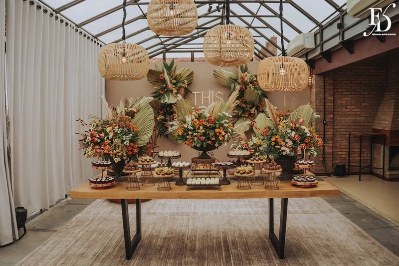 casamento no espaço paraiso em porto alegre viamão alvorada com decoração moderna boho rustico-chic em tons terrosos por life eventos especiais mesa de doces