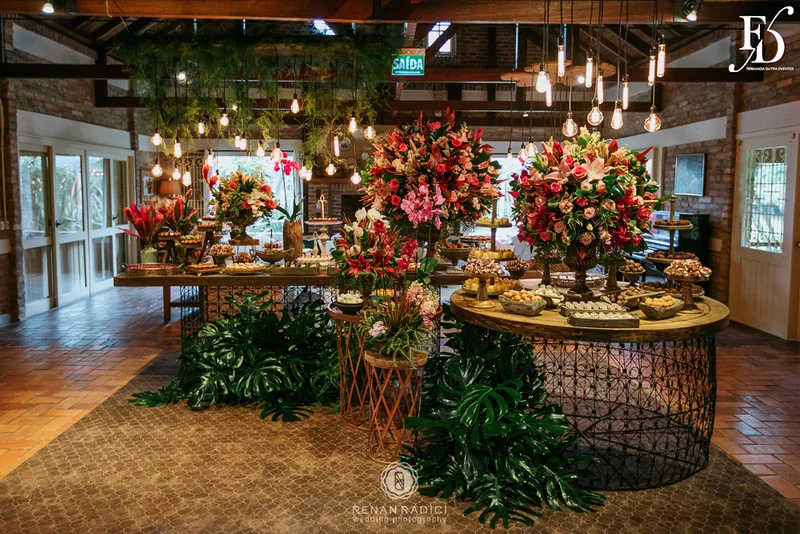 casamento diurno realizado em porto alegre rs no alto da capela por life eventos especiais cerimonialista wedding planner especializada em casamentos de alto padrão em porto alegre decoração boho chic botânica em tons de nude rosa e verde por life eventos especiais