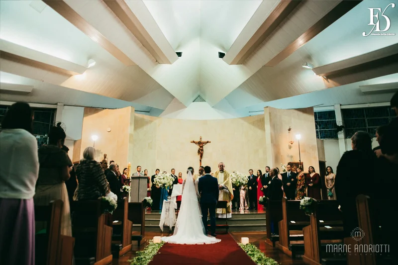 casamento na igreja nossa senhora do mont'serrat em porto alegre e festa de casamento na casa vetro em porto alegre com decoração sofisticada e luxuosa estilo clássico em dourado branco e amarelo por life eventos especiais cerimonialista de casamento em porto alegre