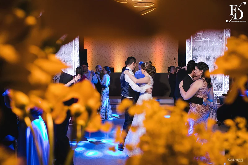 casamento com cerimônia na igreja são josé la salle em canoas rs e recepção na lalux casa de festas com decoração moderna sofisticada elegante em amarelo cinza e preto por life eventos especiais assessoria e organização de casamentos em porto alegre