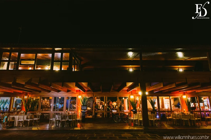 casamento luxuoso no clube veleiros do sul em porto alegre com decoração em dourado fechamento do teto em voil e espelhos venezianos cerimônia na igreja santa teresinha e santíssimo sacramento na redenção com organização e cerimonial de fernanda dutra da life eventos especiais organizadora de eventos em porto alegre