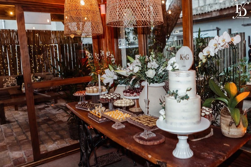 casamento mini-wedding realizado no lá nos fundos em porto alegre restaurante puppi baggio com decoração boho minimalista em verde e branco festa animada e descontraída com cerimonial de life eventos especiais cerimonialista de casamento em porto alegre 