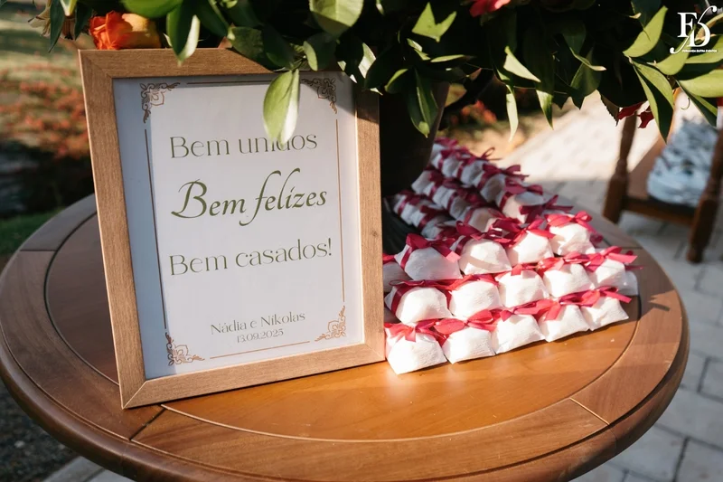 Tenda de casamento com luzes de fada e decoração noturna no Hotel Vila Verde. mesa de bem-casados