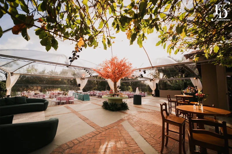 casamento realizado na alameda figueira em cachoeirinha com decoração romântica e delicada em tons de rosa e verde com bouganvilles por life eventos especiais assessoria e cerimonial de casamentos em porto alegre