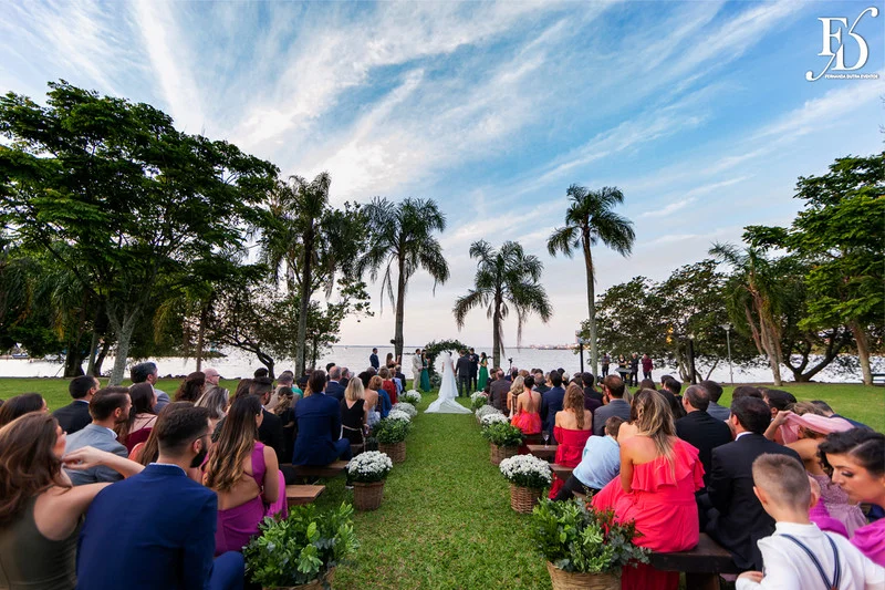 casamento a beira do rio guaiba em porto alegre no clube veleiros do sul com decoração botânica greenery sofisticada moderna e elegante por life eventos especiais assessoria e cerimonial de casamento em porto alegre casamentos de luxo