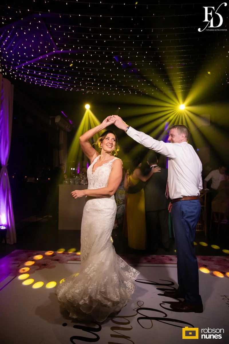 casamento destination wedding no Espaço Paraíso em Porto Alegre Alvorada Viamão noivo americano e noiva brasileira equipe bilingue de cerimonial evento com decoração romântida elegante e sofisticada em tons de rosa