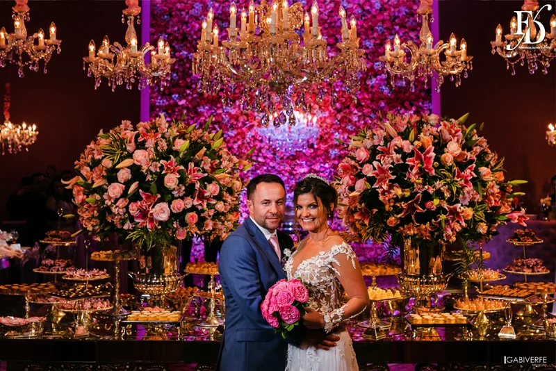 casamento com cerimônia na basílica nossa senhora das dores em porto alegre e festa na casa vetro com decoração luxuosa sofisticada exuberante em tons de rosa com parede de flores com organização projeto e cerimonial de life eventos especiais cerimonialista de casamentos em porto alegre
