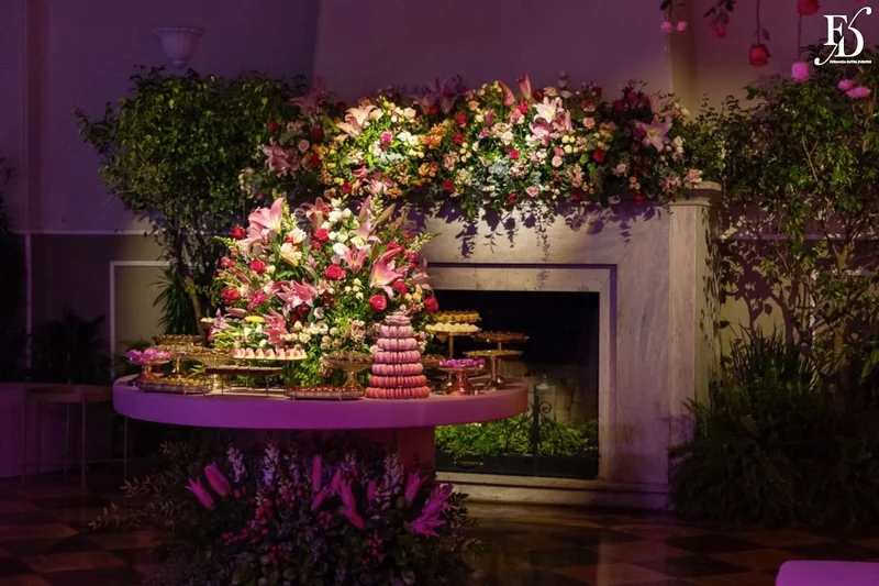 Mesa de doces com flores na festa de 15 anos de Flávia Fochesato no Salão Imperatriz