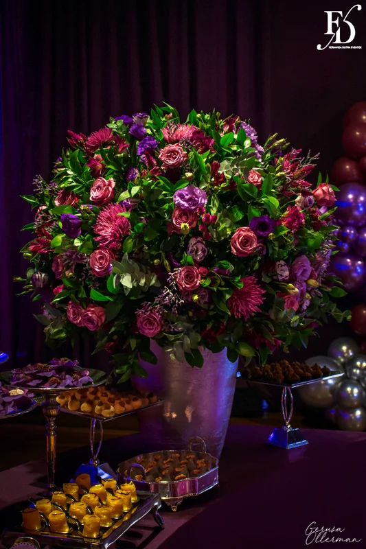 festa de aniversario de 15+2 evento adiado por 2 anos realizado na casa vetro em porto alegre com decoração moderna sofisticada luxuosa em tons de lilás e prata por life eventos especiais cerimonialista para festas de 15 anos em porto alegre